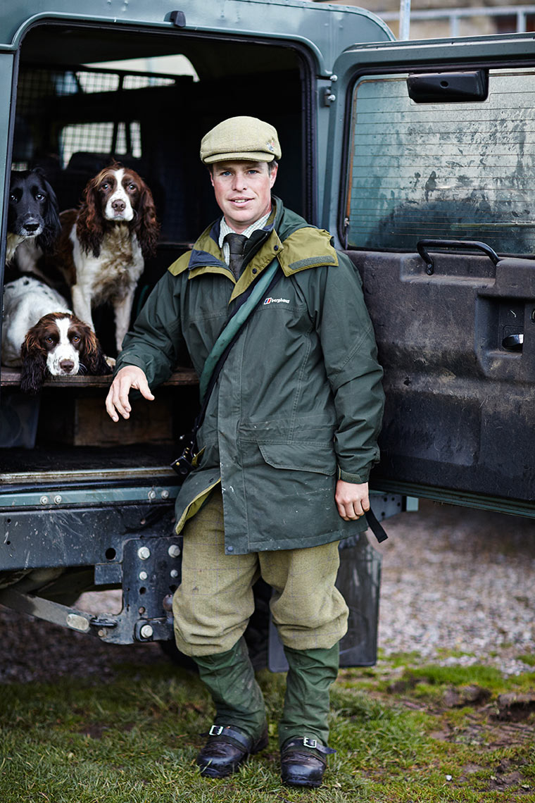 Gun-loader-with-spaniel-gun-dogs